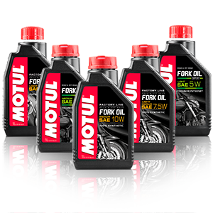 Varios aceites Motul para horquillas en botellas negras con tapón rojo y diferentes viscosidades.